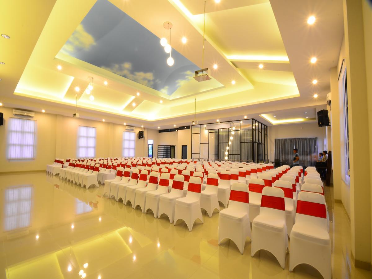Queen City Hotel Banjarmasin Banjarmasin  Exterior photo