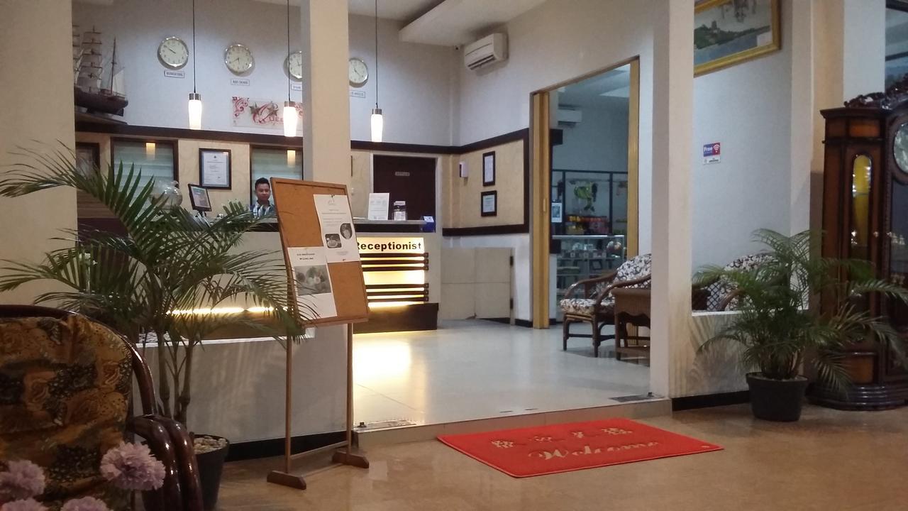 Queen City Hotel Banjarmasin Banjarmasin  Exterior photo
